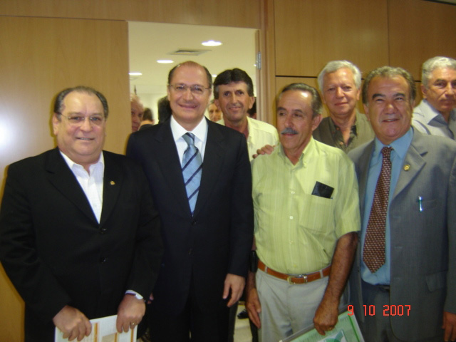 Jos Luiz Salgado (assessor parlamentar), Governador Geraldo Alckmin, Jos Fernandes de Paiva Nunes (presidente do Sindicato Rural de Lorena), Carlos Roberto Toledo Ribeiro (presidente da Cooperativa de Laticnios de Lorena e Piquete) e deputado Aloi<a style='float:right;color:#ccc' href='https://www3.al.sp.gov.br/repositorio/noticia/03-2008/ALOISIO VIEIRA PROD LEITE.jpg' target=_blank><i class='bi bi-zoom-in'></i> Clique para ver a imagem </a>